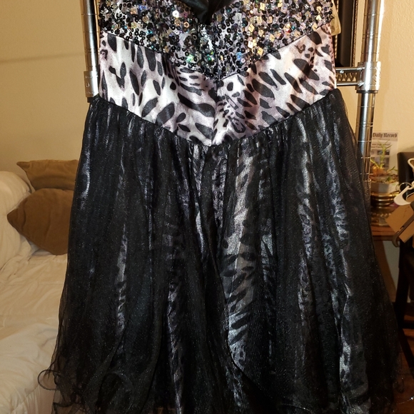 Dresses - Picture 5 of 5